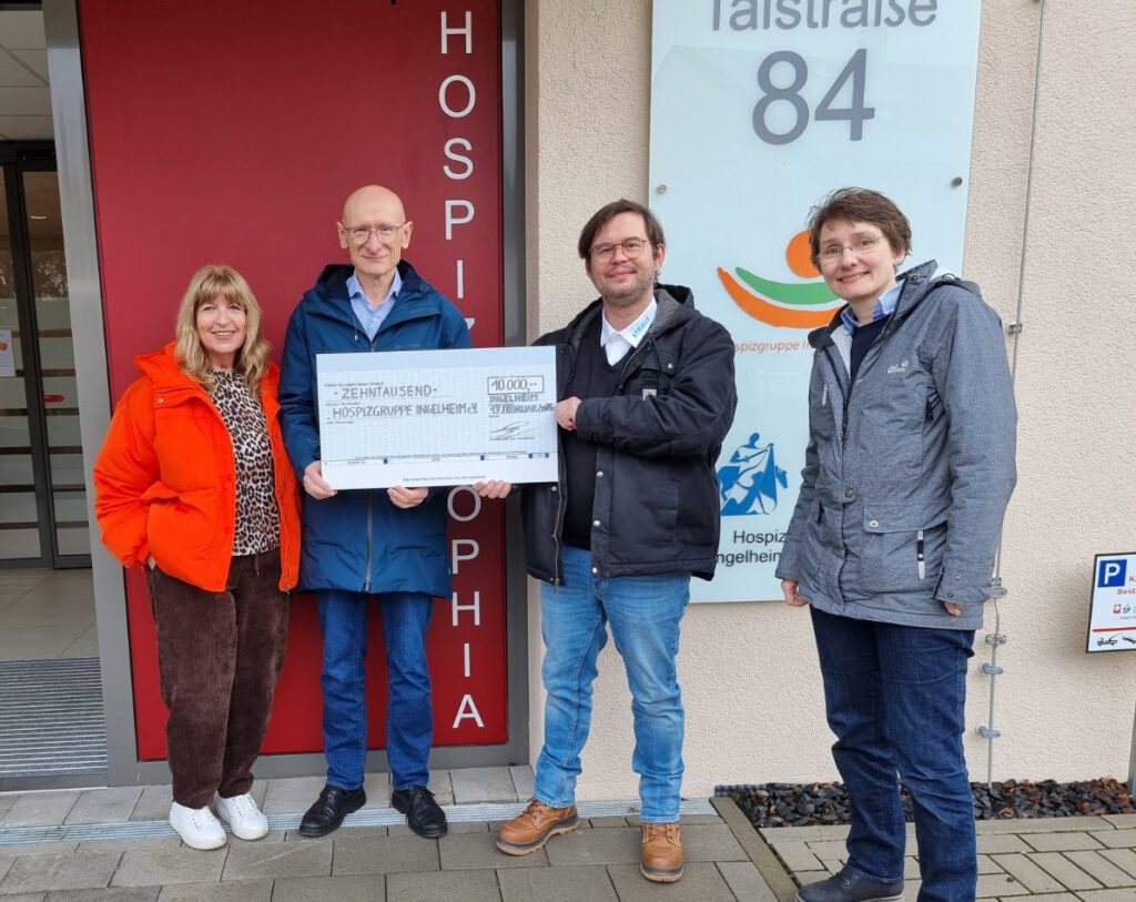 Symbolische Scheckübergabe Firma Straus GmbH – v.l.n.r. Dr. Stefan Leiner, Olaf Guhlmann, Sebastian Gärtner Geschäftsführer Fa. Straus GmbH und Dr. Maresa Biesterfeld.